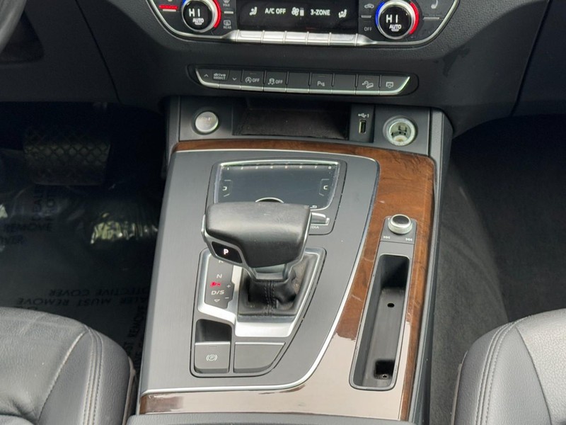 Audi Q5 Vehicle Full-screen Gallery Image 14