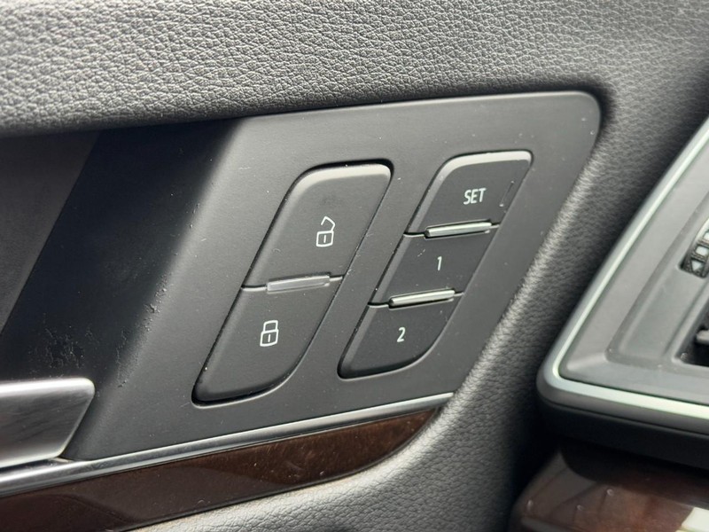 Audi Q5 Vehicle Full-screen Gallery Image 16