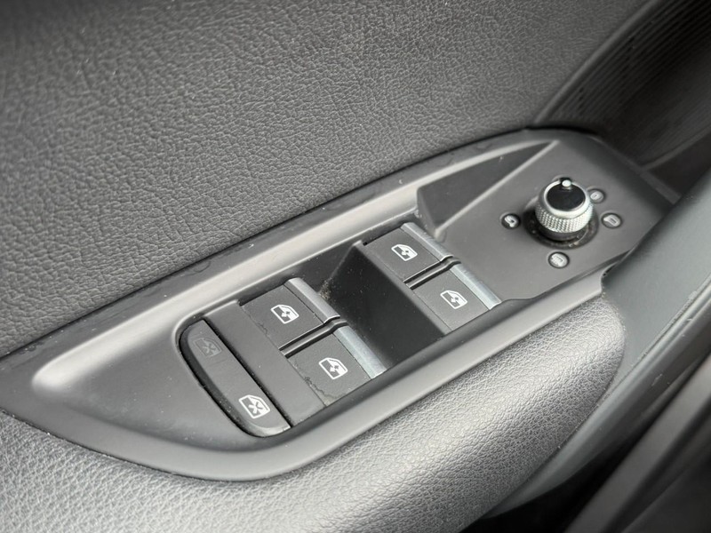 Audi Q5 Vehicle Full-screen Gallery Image 24