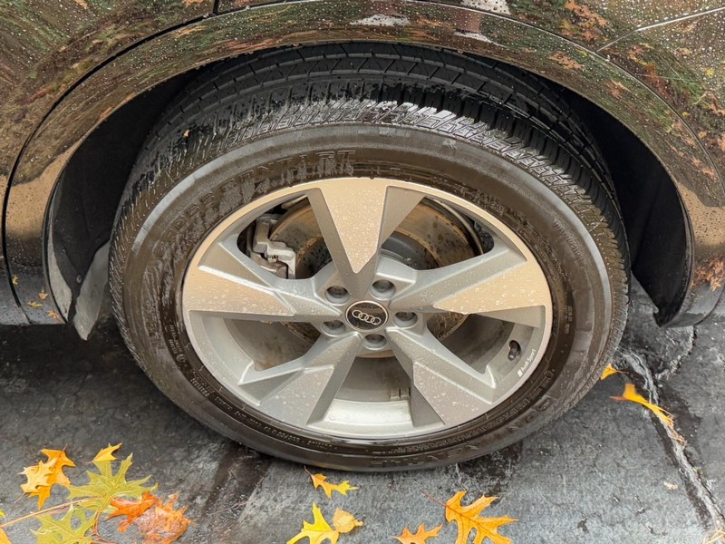 Audi Q5 Vehicle Full-screen Gallery Image 05