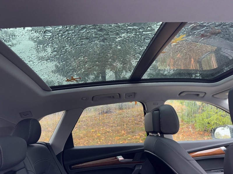 Audi Q5 Vehicle Full-screen Gallery Image 11