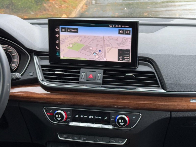 Audi Q5 Vehicle Full-screen Gallery Image 14