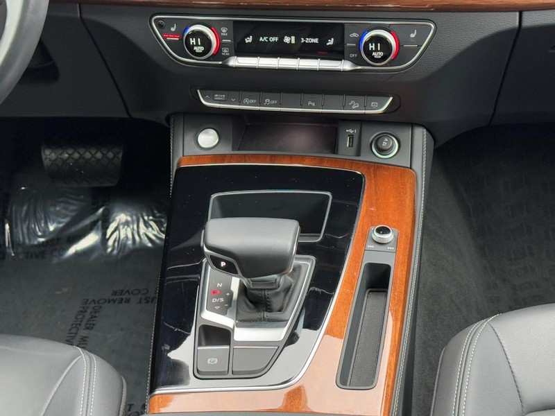 Audi Q5 Vehicle Full-screen Gallery Image 15