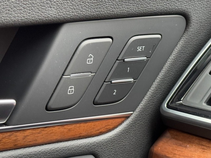 Audi Q5 Vehicle Full-screen Gallery Image 17