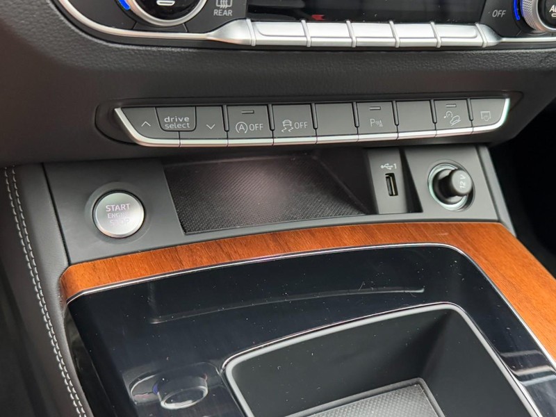 Audi Q5 Vehicle Full-screen Gallery Image 22