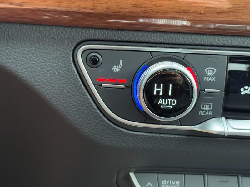 Audi Q5 Vehicle Full-screen Gallery Image 23