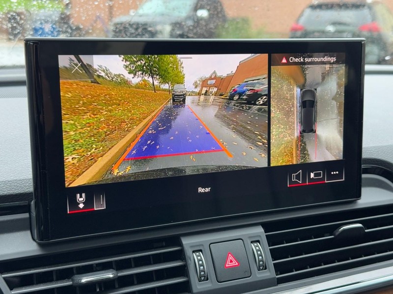 Audi Q5 Vehicle Full-screen Gallery Image 25