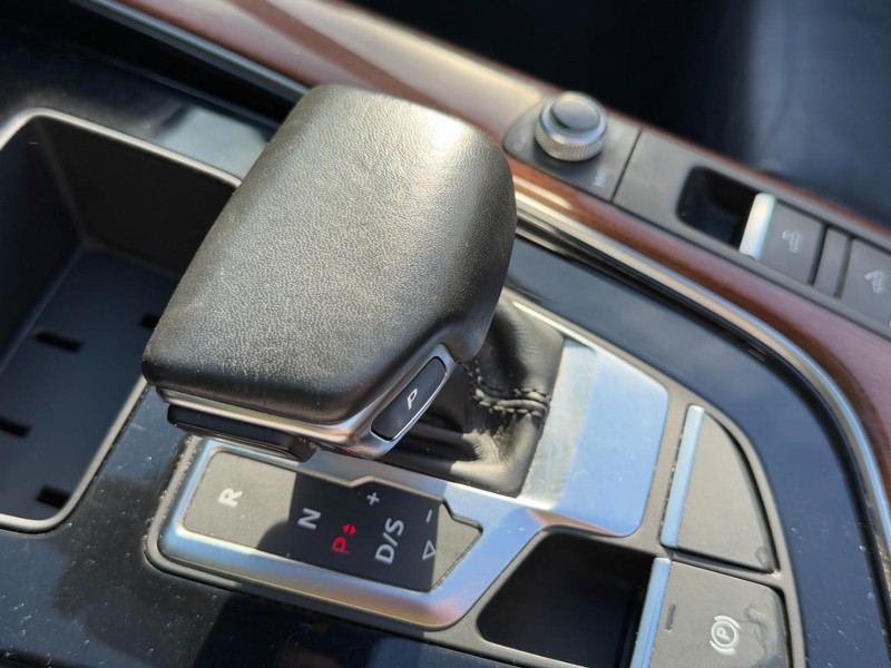 Audi A5 Cabriolet Vehicle Full-screen Gallery Image 23