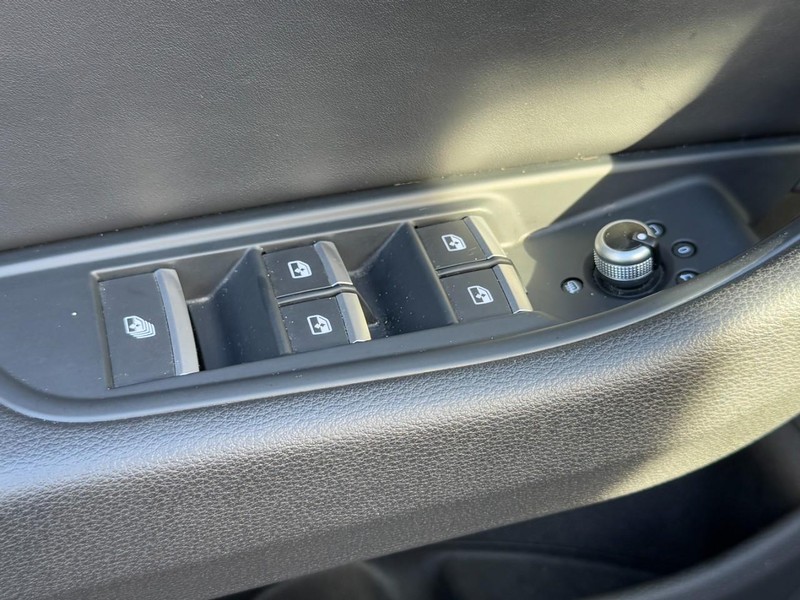 Audi A5 Cabriolet Vehicle Full-screen Gallery Image 27