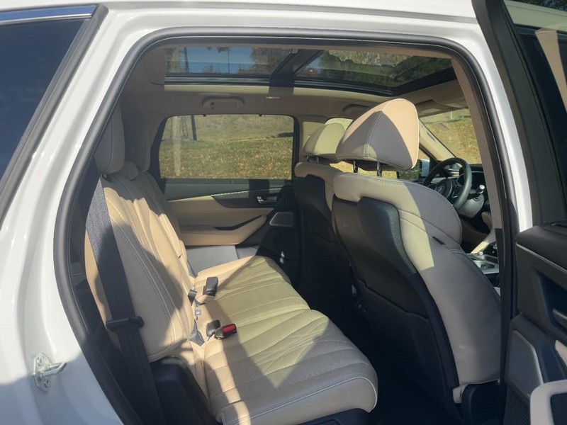 Acura MDX Vehicle Full-screen Gallery Image 10