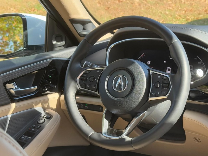 Acura MDX Vehicle Full-screen Gallery Image 13