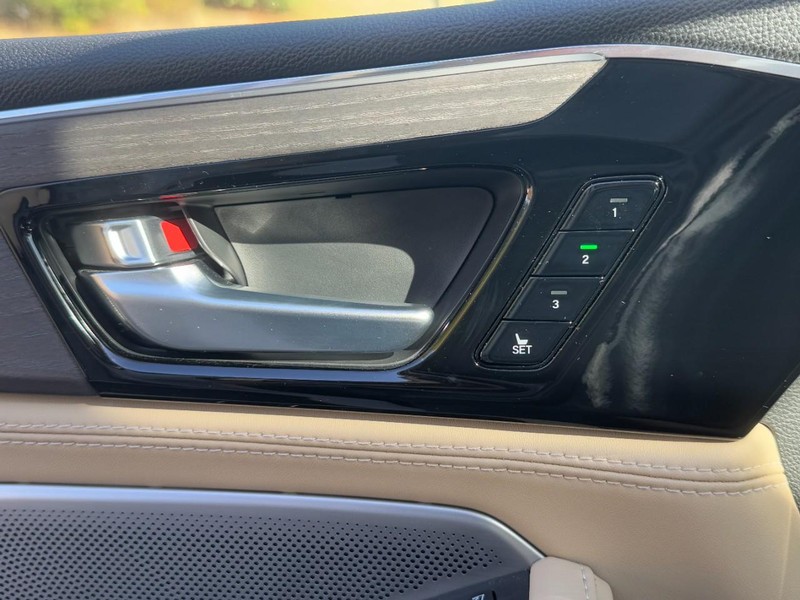 Acura MDX Vehicle Full-screen Gallery Image 17