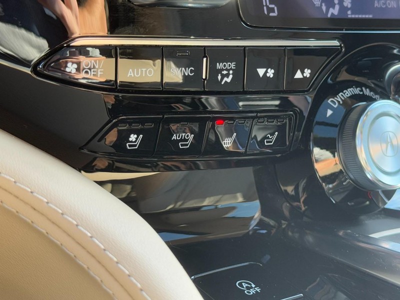 Acura MDX Vehicle Full-screen Gallery Image 23