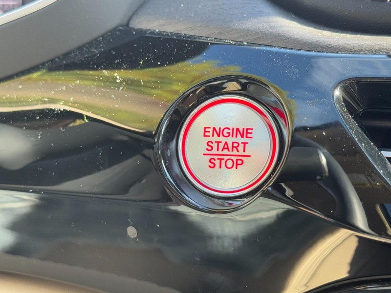 Acura MDX Vehicle Full-screen Gallery Image 24