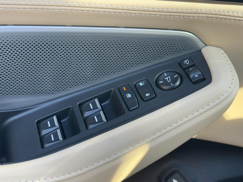 Acura MDX Vehicle Full-screen Gallery Image 27