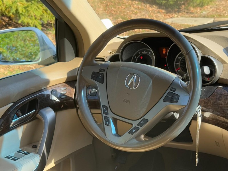 Acura MDX Vehicle Full-screen Gallery Image 13