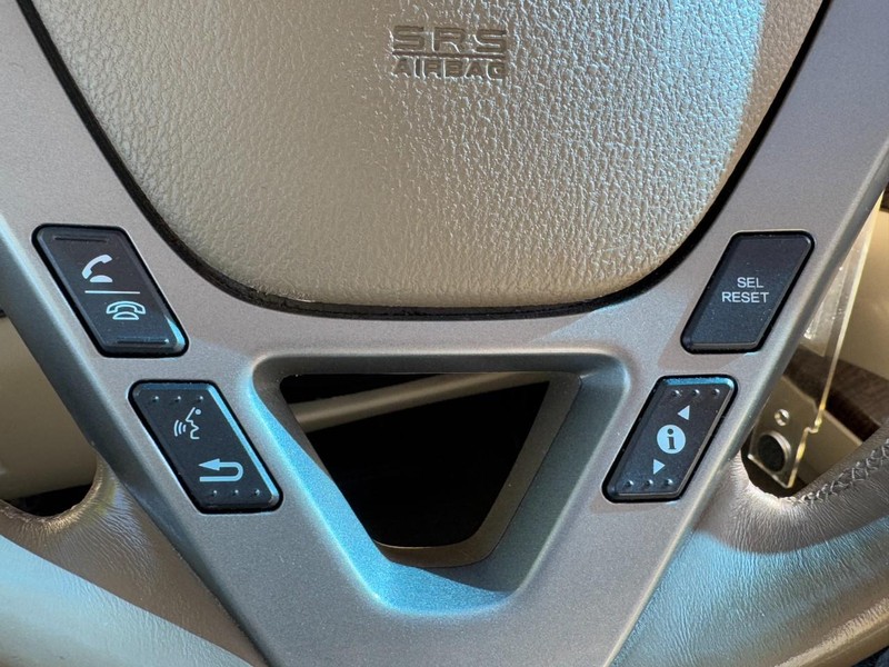 Acura MDX Vehicle Full-screen Gallery Image 19