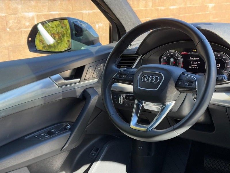 Audi Q5 Vehicle Full-screen Gallery Image 13