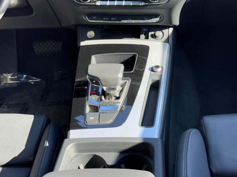 Audi Q5 Vehicle Full-screen Gallery Image 15