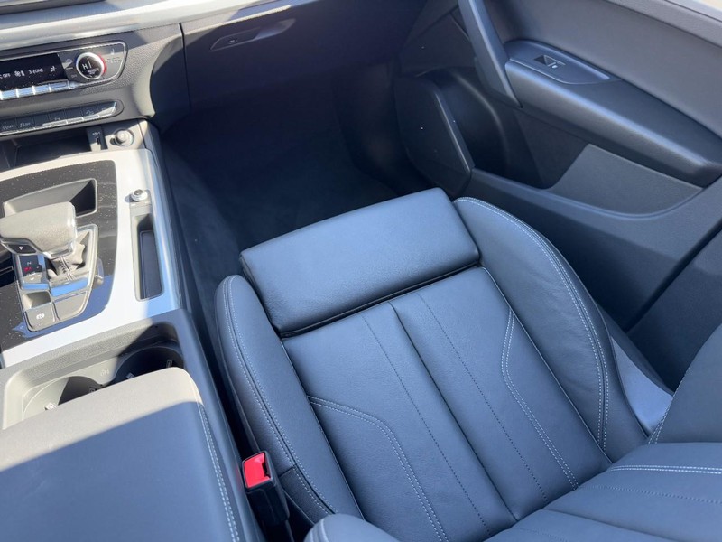 Audi Q5 Vehicle Full-screen Gallery Image 16