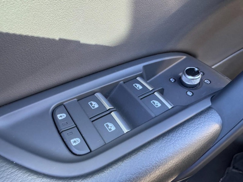 Audi Q5 Vehicle Full-screen Gallery Image 24