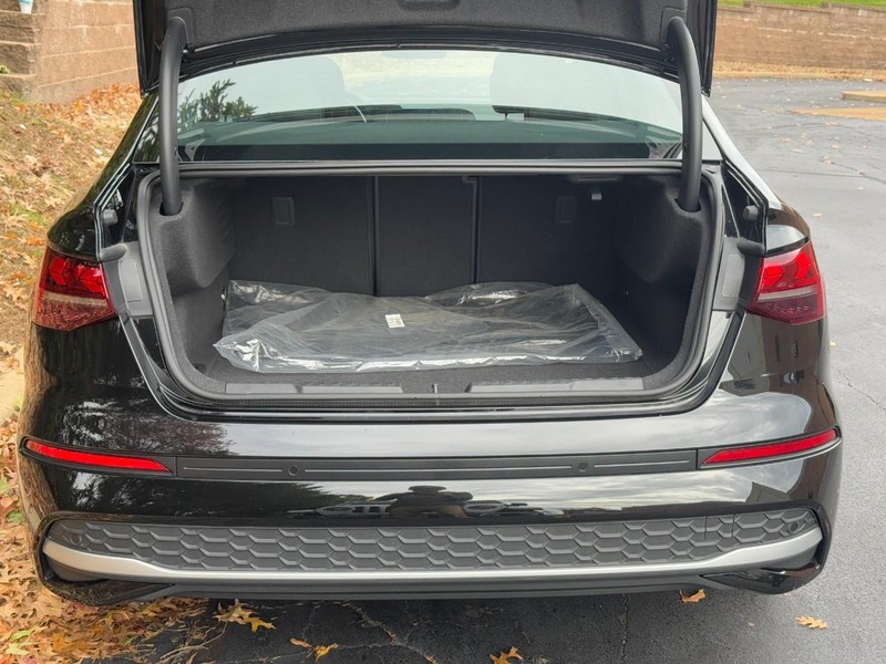 Audi A3 Vehicle Full-screen Gallery Image 09