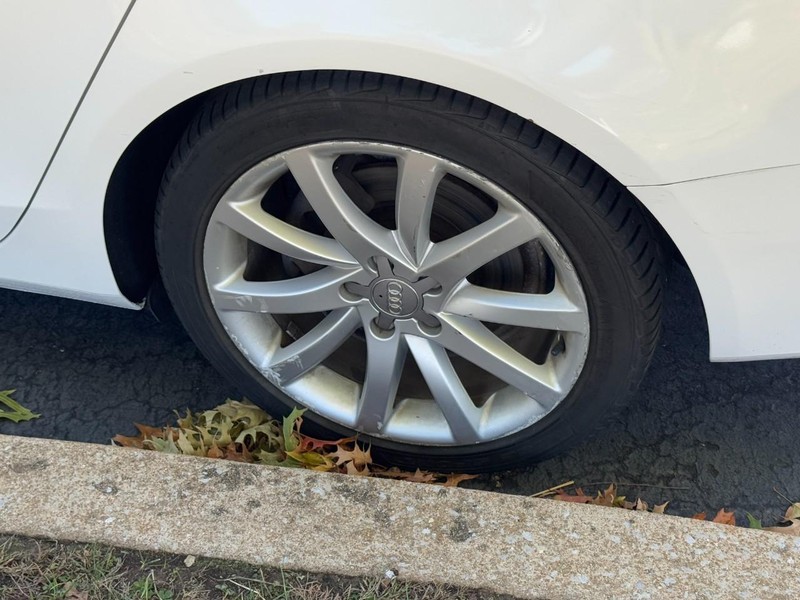 Audi A4 Vehicle Full-screen Gallery Image 05