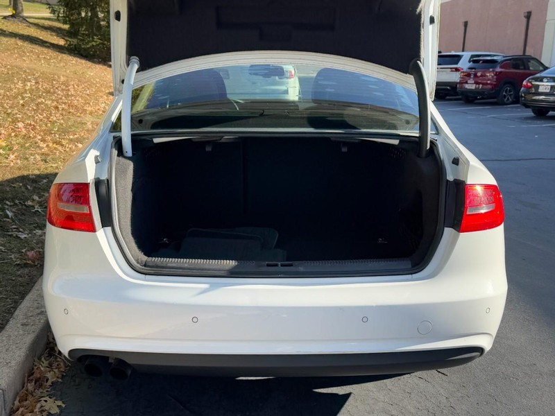 Audi A4 Vehicle Full-screen Gallery Image 09