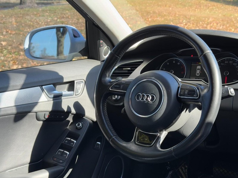 Audi A4 Vehicle Full-screen Gallery Image 13