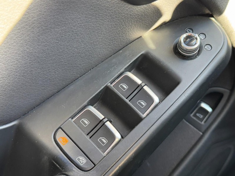 Audi A4 Vehicle Full-screen Gallery Image 25