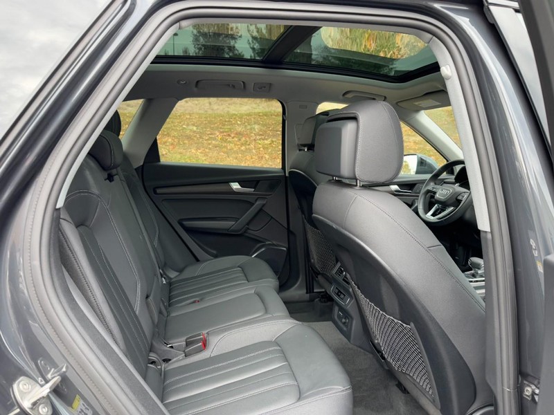 Audi Q5 Vehicle Full-screen Gallery Image 10