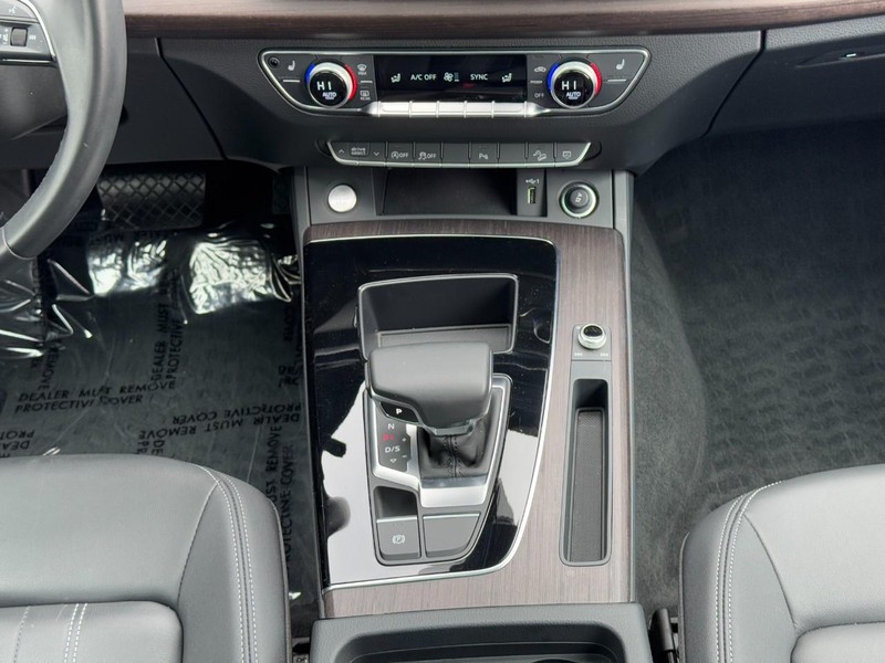 Audi Q5 Vehicle Full-screen Gallery Image 15