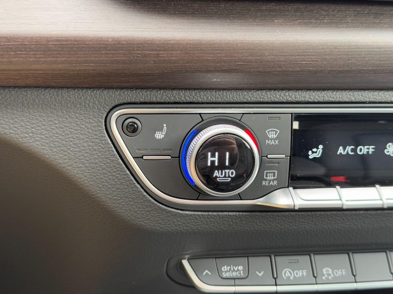 Audi Q5 Vehicle Full-screen Gallery Image 22