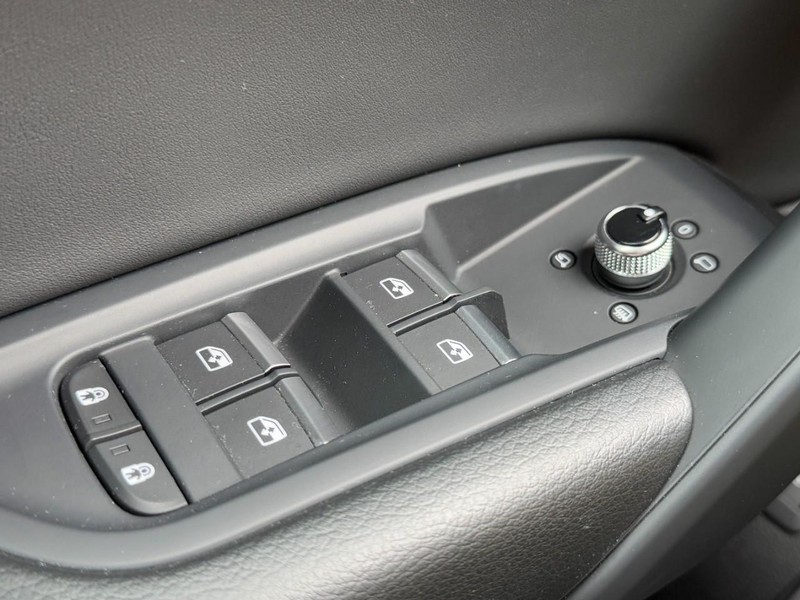 Audi Q5 Vehicle Full-screen Gallery Image 24