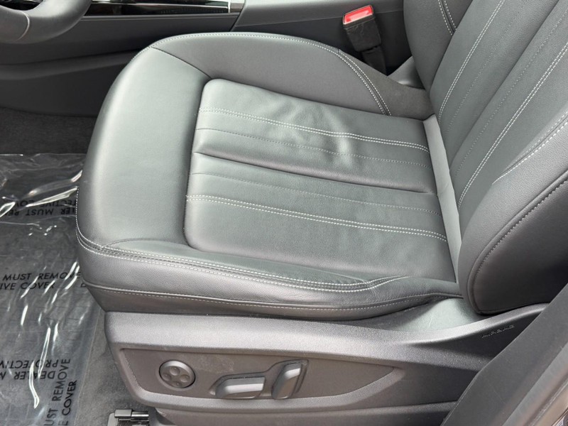 Audi Q5 Vehicle Full-screen Gallery Image 25