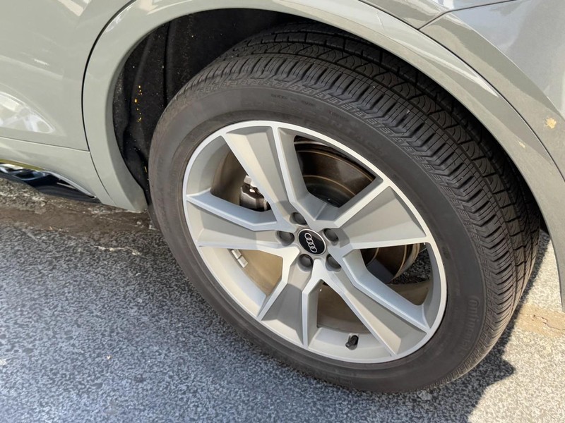 Audi Q5 Vehicle Full-screen Gallery Image 05