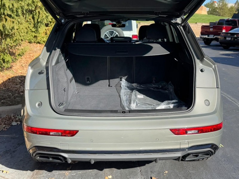 Audi Q5 Vehicle Full-screen Gallery Image 09