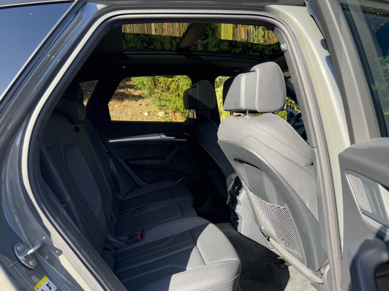 Audi Q5 Vehicle Full-screen Gallery Image 10