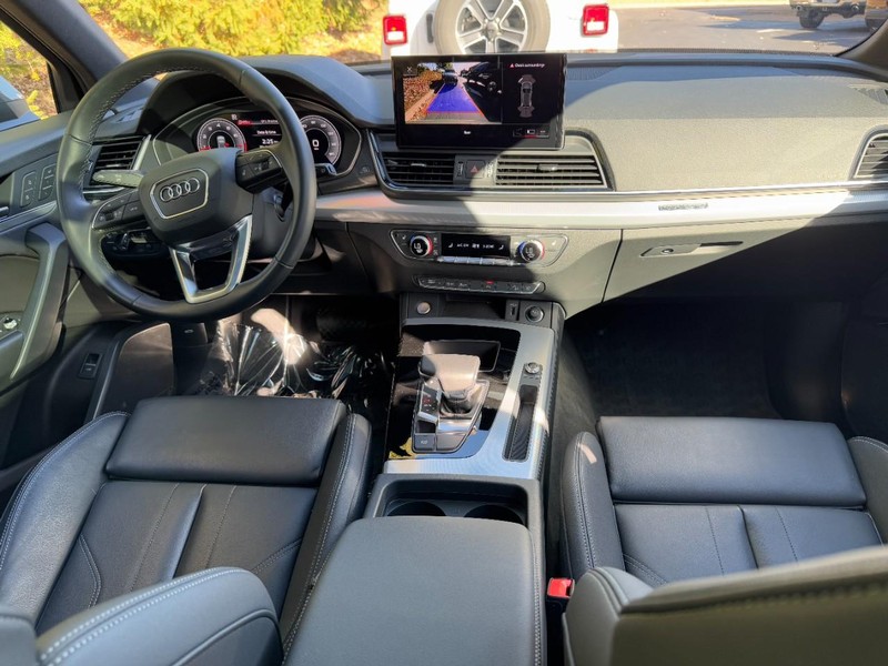 Audi Q5 Vehicle Full-screen Gallery Image 12