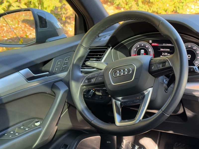 Audi Q5 Vehicle Full-screen Gallery Image 13