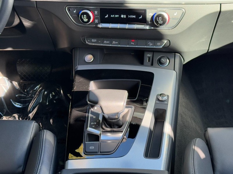 Audi Q5 Vehicle Full-screen Gallery Image 15