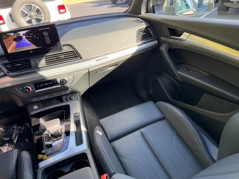 Audi Q5 Vehicle Full-screen Gallery Image 16