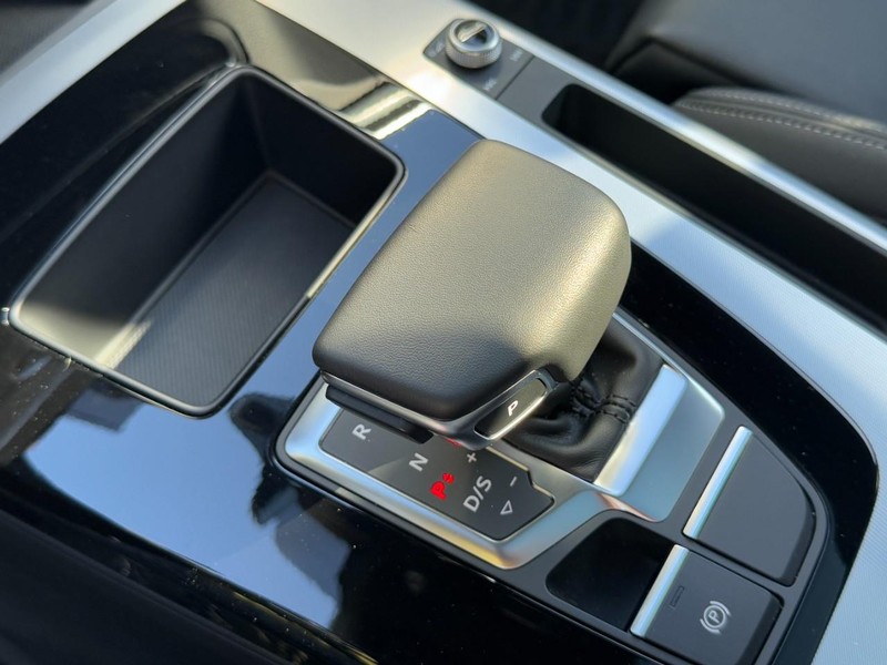 Audi Q5 Vehicle Full-screen Gallery Image 21