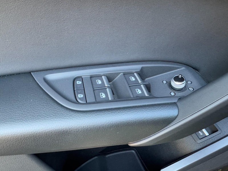 Audi Q5 Vehicle Full-screen Gallery Image 24