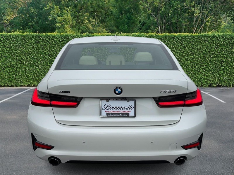 BMW 3 Series Vehicle Full-screen Gallery Image 08