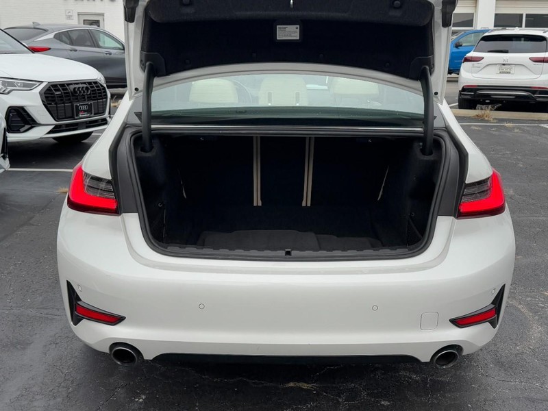 BMW 3 Series Vehicle Full-screen Gallery Image 09