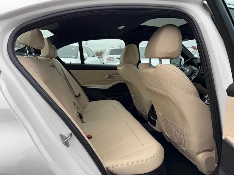 BMW 3 Series Vehicle Full-screen Gallery Image 10