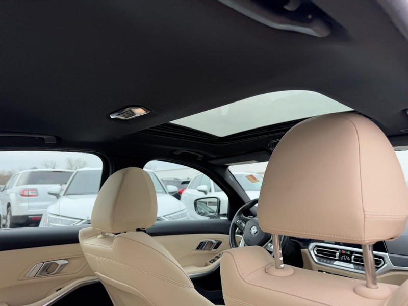 BMW 3 Series Vehicle Full-screen Gallery Image 11