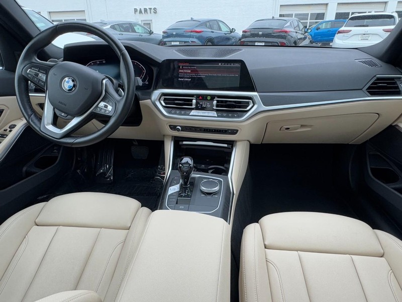 BMW 3 Series Vehicle Full-screen Gallery Image 12