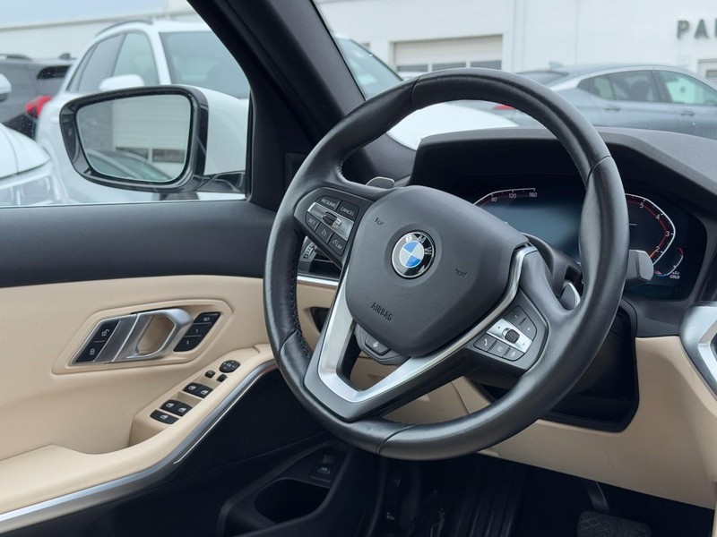 BMW 3 Series Vehicle Full-screen Gallery Image 13